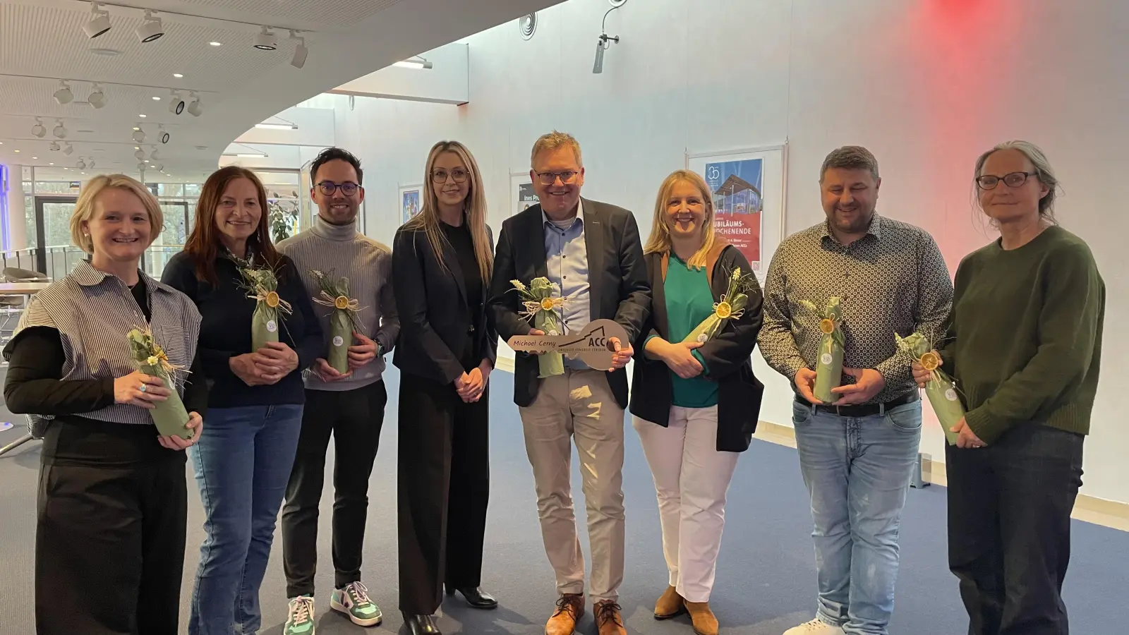 V.l.n.r.: Susanne Herding, Hannelore Zapf, Florian Füger, Erika Sauerwein, Michael Cerny, Simone Böhm-Donhauser, Daniel Müller, Simone Maaß. (Bild: Kathrin Weigl)