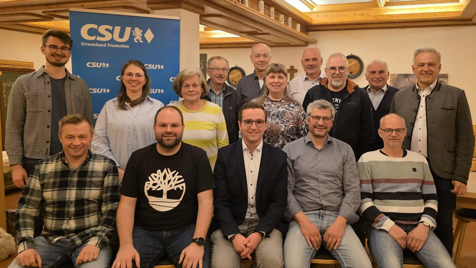 Landrat Roland Grillmeier (r.) beglückwünschte die künftige Vorstandschaft der CSU Friedenfels um Vorsitzenden Adrian Käß (vorne, 3. v. l.). (Bild: Uve Hofmann)
