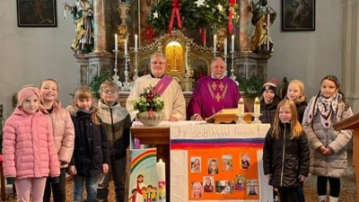 Die Kommunionkinder der Pfarrei Michldorf 2026 stellen sich vor. (Bild: Stefanie Baier)