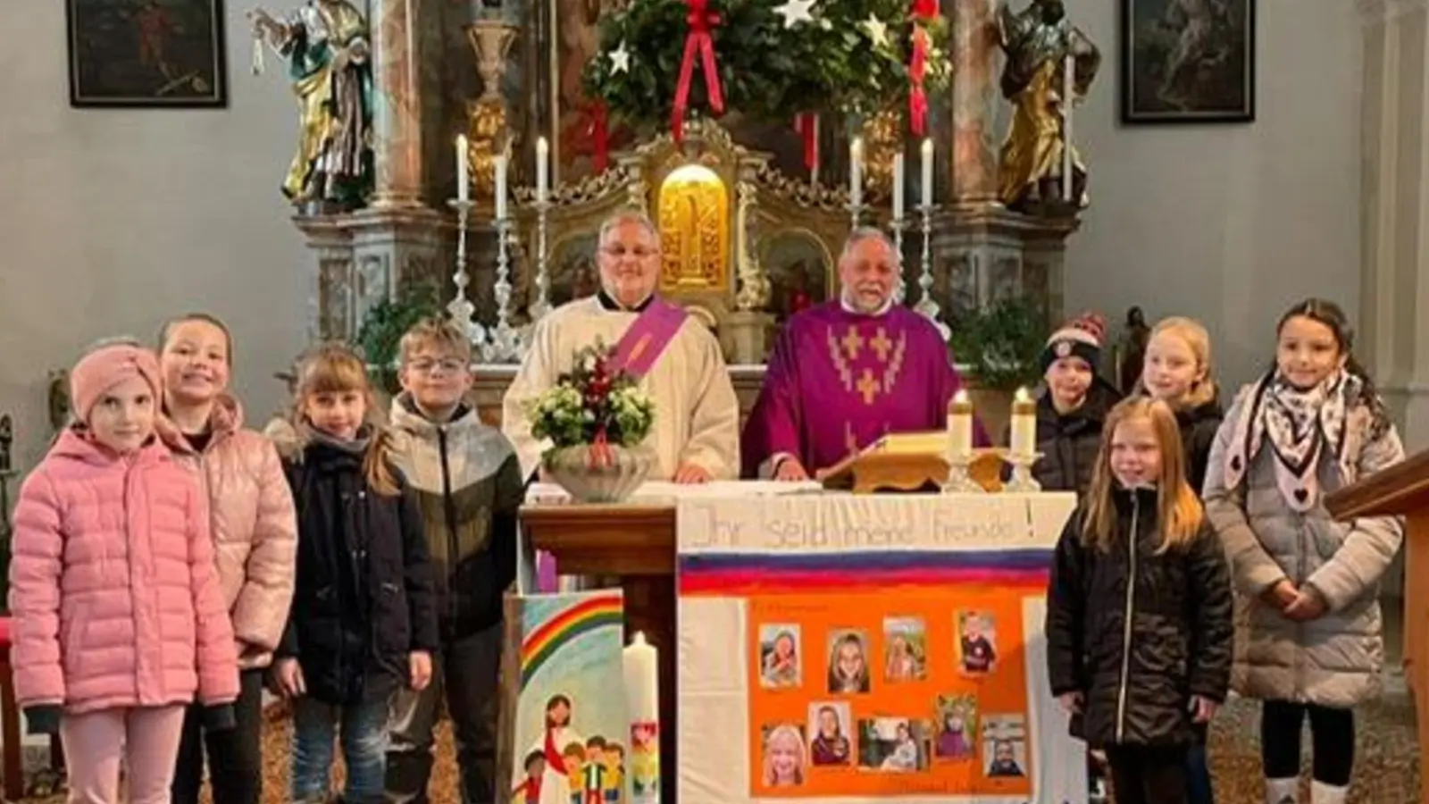 Die Kommunionkinder der Pfarrei Michldorf 2026 stellen sich vor. (Bild: Stefanie Baier)