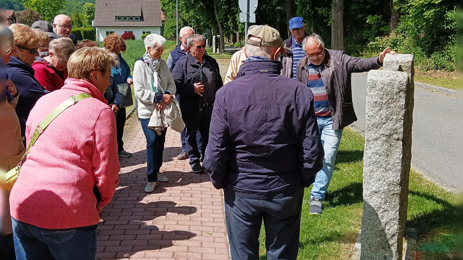 Ernst Umann (rechts) erläuterte die zwischen den Granitstelen angebrachten Bilder. (Bild: Siegfried Bock: Siegfried Bock)