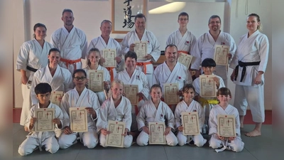 Prüferinnen Anna Schönberger (ganz rechts) und Renate Baier (ganz links) mit 15 Karate-Prüflingen (Bild: Michael Hirn)