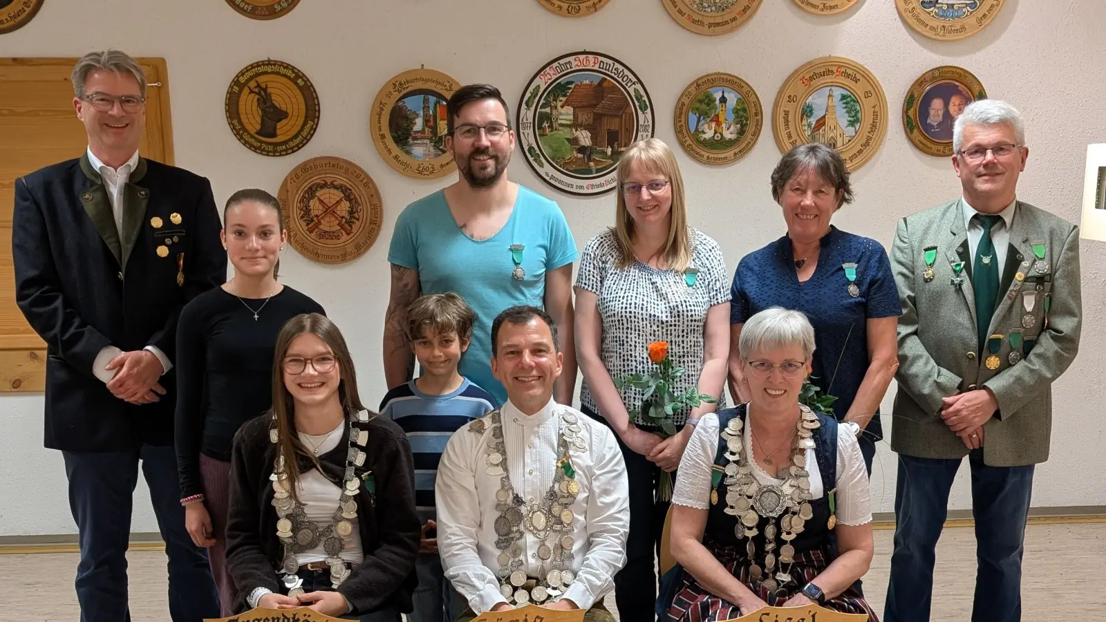 Vorne von links: Jugendkönigin Viktoria Liegl, Schützenkönig Michael Plata, Schützenliesl Ingrid Singer<br>2. Reihe: Gauschützenmeister Stefan Koller, Emma Reinwald, Cornelius Bauer, Martin Bauer, Tanja Singer, Klara Mulzer, Schützenmeister Christian Schörner. (Bild: Markus Felbinger)