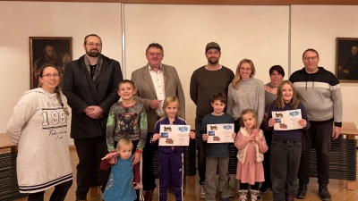 Bürgermeister Hans-Martin Schertl begrüßt die strahlenden Gewinner im Rathaus. (Bild: Stefanie Gradl)