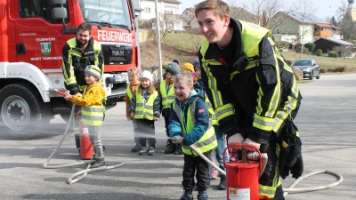 Das Spritzen mit der Kübelspritze machte nicht nur den Kindern Spaß! (Bild: Magdalena Stangl)