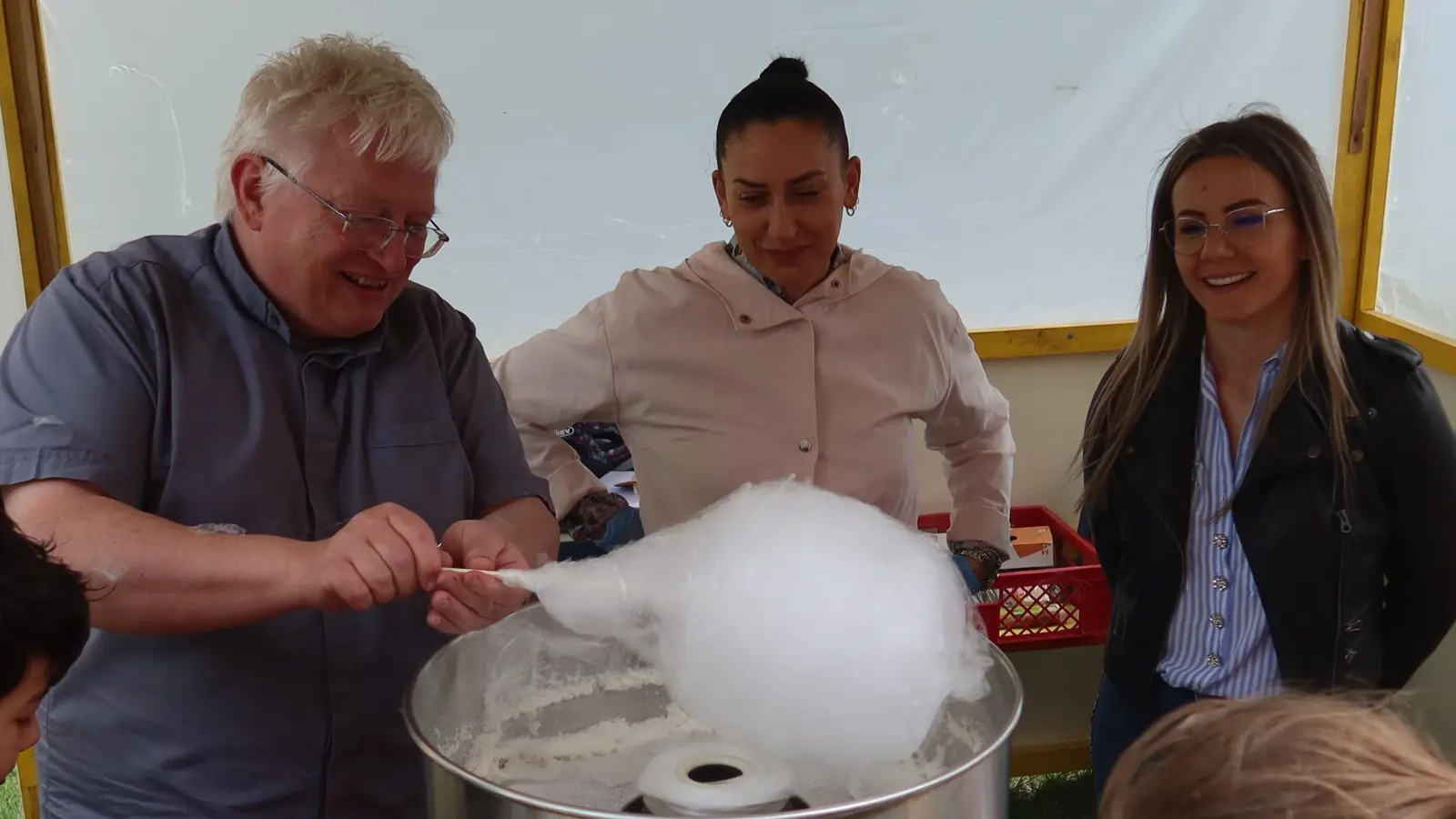 Stadtpfarrer Gottfried Schubach am Zuckerwatte-Automat.  (Bild: Helmut Kunz)