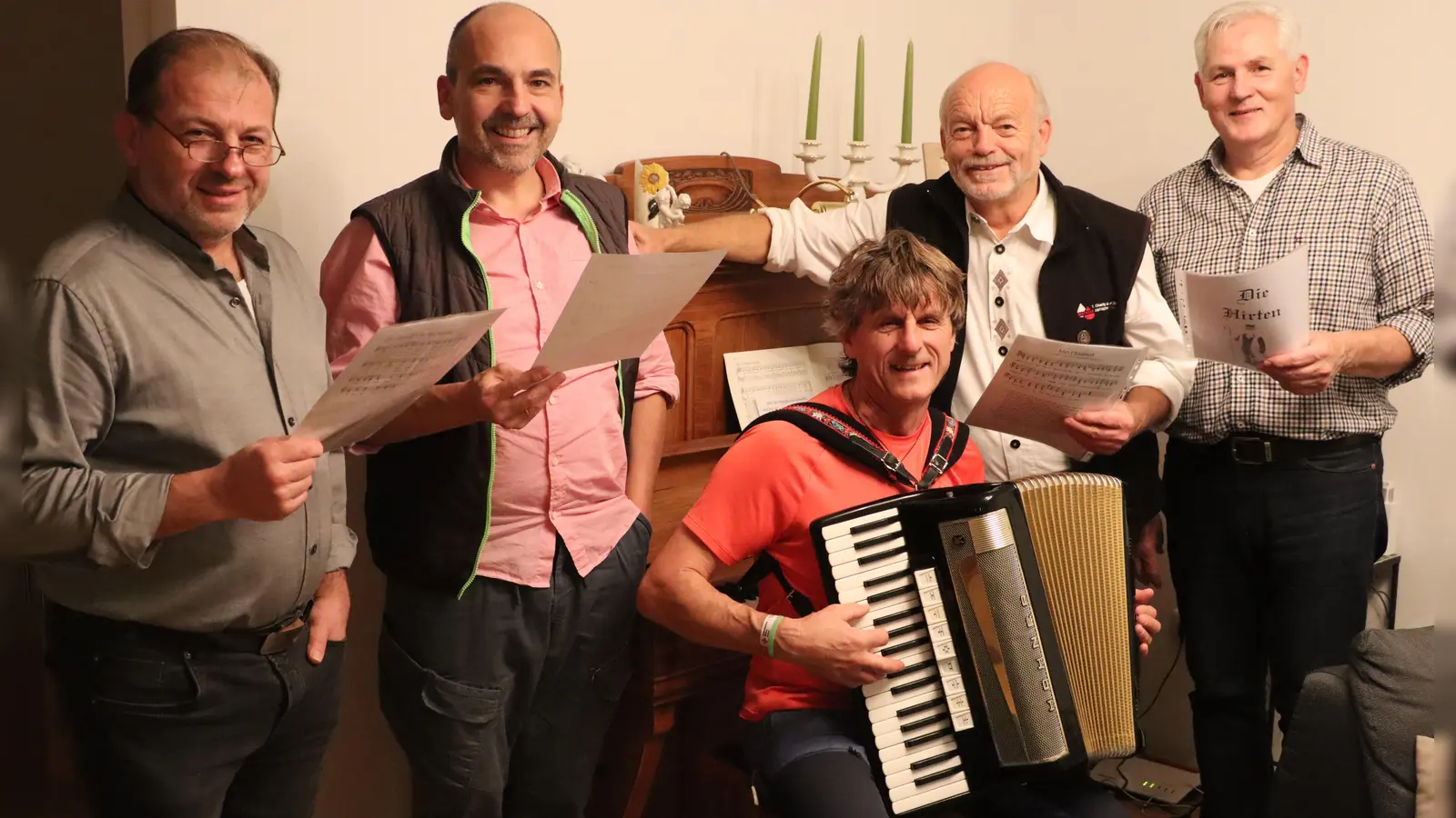 Die Riedener Hirt´n stimmen sich für die Adventszeit ein: Hubert Haas (v.l.), Armin Hofrichter, Max Wagner, Werner Meiler und Hans Weiß. (Bild: Michael Rabenhofer)
