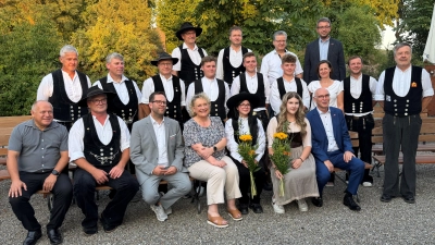 Die Zimmerer-Junggesellinnen und Junggesellen aus dem Kreis Amberg-Sulzbach zusammen mit den Ehrengästen. (Bild: Maria Spießl)