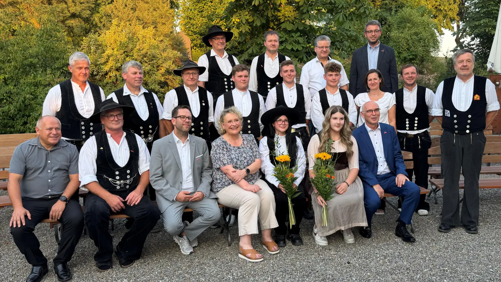Die Zimmerer-Junggesellinnen und Junggesellen aus dem Kreis Amberg-Sulzbach zusammen mit den Ehrengästen. (Bild: Maria Spießl)
