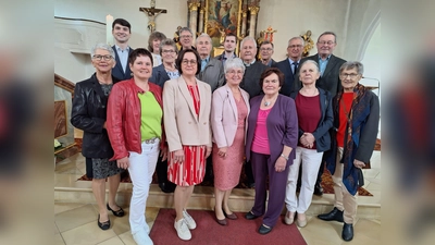 Zahlreiche Mitglieder werden bei der Feier zum 40-jährigen Bestehen des Kirchenchors Schmidgaden ausgezeichnet. (Bild: Barbara Dirrigl/'exb)