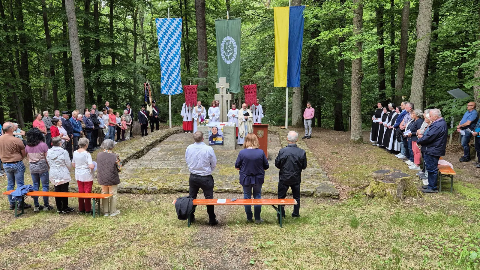 Den Gottesdienst im „Grünen Dom“ der Köllergrün wird der ehemalige Stadtpfarrer und Prälat Michael Fuchs am Samstag, 16. Mai 2026 bereits um 18.00 Uhr zelebrieren (hier Bild von 2025). (Bild: Hermann Müller)