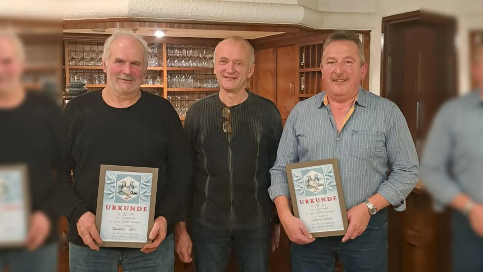 Otto Peugler und Gerhard Lehner (von links) vom Brieftaubenverein 05193 Vohenstrauss wurden für 50jährige Mitgliedschaft durch Vorsitzenden Josef Prem, Vohenstrauß, mit Urkunden ausgezeichnet.<br> (Bild: Josef Prem)