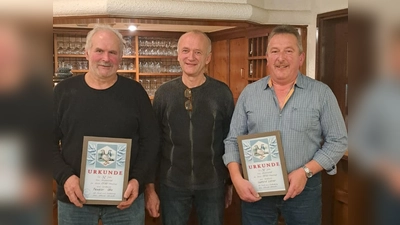 Otto Peugler und Gerhard Lehner (von links) vom Brieftaubenverein 05193 Vohenstrauss wurden für 50jährige Mitgliedschaft durch Vorsitzenden Josef Prem, Vohenstrauß, mit Urkunden ausgezeichnet.<br> (Bild: Josef Prem)