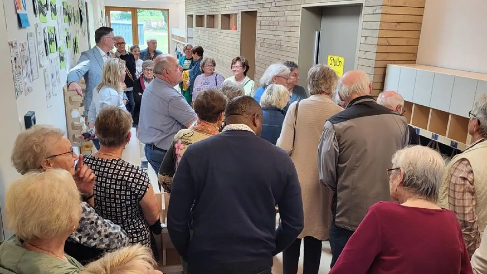 Die Stullner Senioren sind beeindruckt vom neuen Kinderhaus St. Christophorus (Bild: Helmut Kramer)