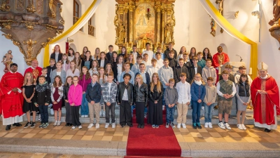 auf dem Bild sind die 59 Firmlinge zusammen mit Pfarrer Julius hi.re., Pater Arul, Diakon Harald Schraml vo.li. und mit H.H. Weihbischof Reinhard Pappenberger vo.re. (Bild: Alexander Hörl)