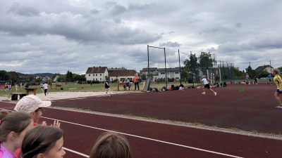 Bundesjugendspiele auf dem Sportplatz der Grund- und Mittelschule Pressath.  (Bild: Katharina Diertl)