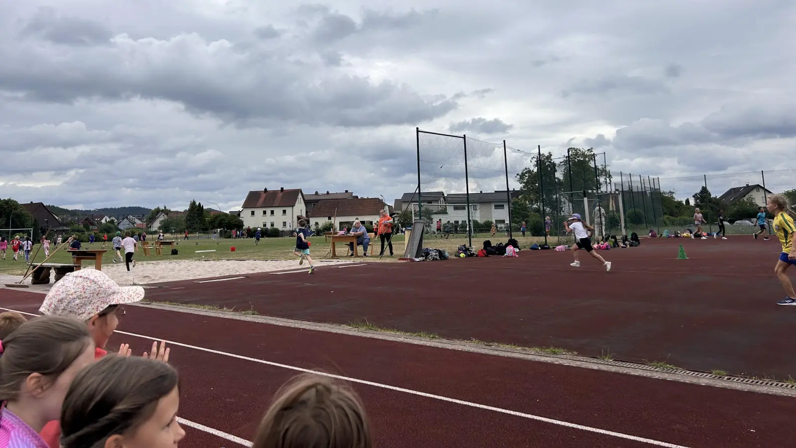 Bundesjugendspiele auf dem Sportplatz der Grund- und Mittelschule Pressath.  (Bild: Katharina Diertl)