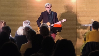 Der Benefizabend mit Liedermacher Hubert Treml sorgte in Vilseck für einen voll besetzten Pfarrsaal. (Bild: Rosi Hasenstab)