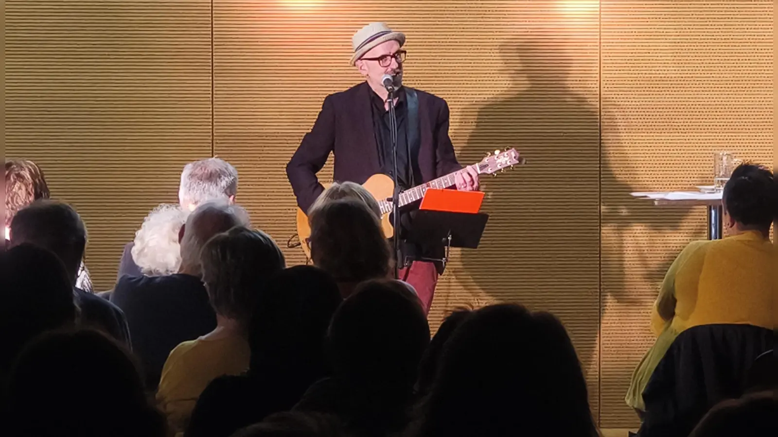 Der Benefizabend mit Liedermacher Hubert Treml sorgte in Vilseck für einen voll besetzten Pfarrsaal. (Bild: Rosi Hasenstab)
