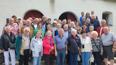 Reisegruppe des Kirchenchores Schönsee vor der Kirche im Gebirgsdorf Damüls in Vorarlberg (Bild: Theo Memmel)