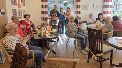 Die Spende in Höhe von 250 € wird an Leonie Böhnke vom Jugendtreff Ursensollen übergeben. (Bild: Maria Preußl)