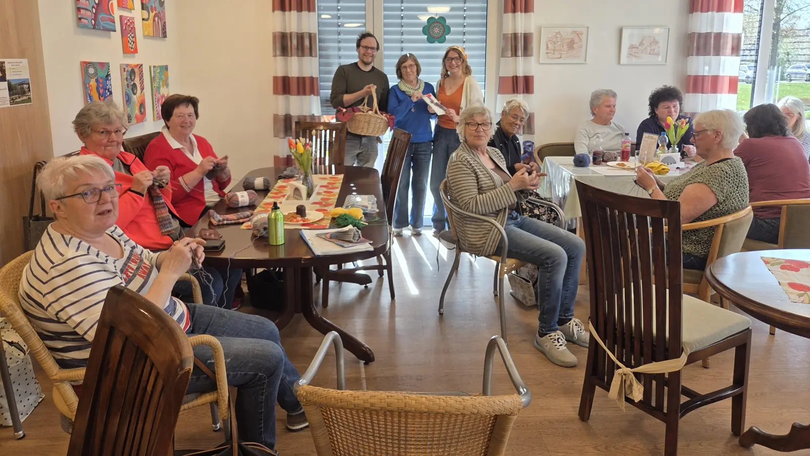 Die Spende in Höhe von 250 € wird an Leonie Böhnke vom Jugendtreff Ursensollen übergeben. (Bild: Maria Preußl)