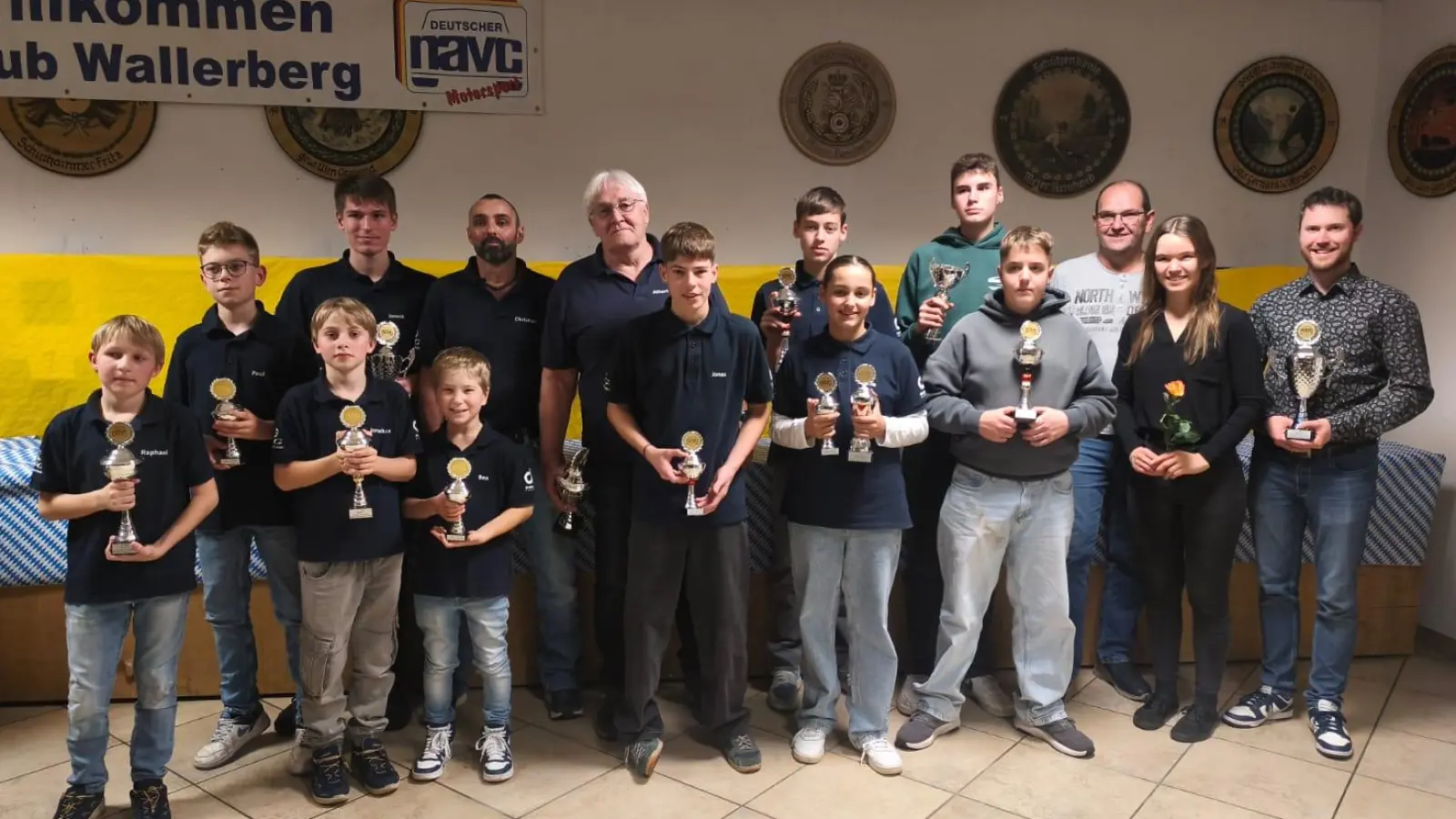 Die siegreiche ASC-Mannschaft bei der Siegerehrung zur Bayerischen NAVC Auto-Cross-Slalom und Cross-Kart-Slalom Meisterschaft 2025. Neben zahlreichen Platzierungen und diversen Vizemeistertiteln ergatterte sich das ASC-Team ebenfalls Platz 3 der Mannschaftswertung. Herzlichen Glückwunsch! (Bild: Michael Luber)