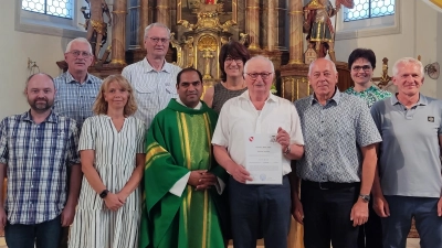 Von links nach rechts: EB-Vorsitzender Tobias Krapf, KV-Mitglied Heinz Peter Ertl, Kiga-Leitung Christine Götz, KV-Mitglied Georg Schirbl, Pfarrer Benny Joseph, PGR-Sprecherin Karin Amann, Eduard Neydert, Kirchenpfleger Josef Amann, Pfarrsekretärin Stephanie Lederer, KV-Mitglied Hans Rumpler, (Wolfgang Harrer nicht auf Foto) (Bild: Josef Amann)
