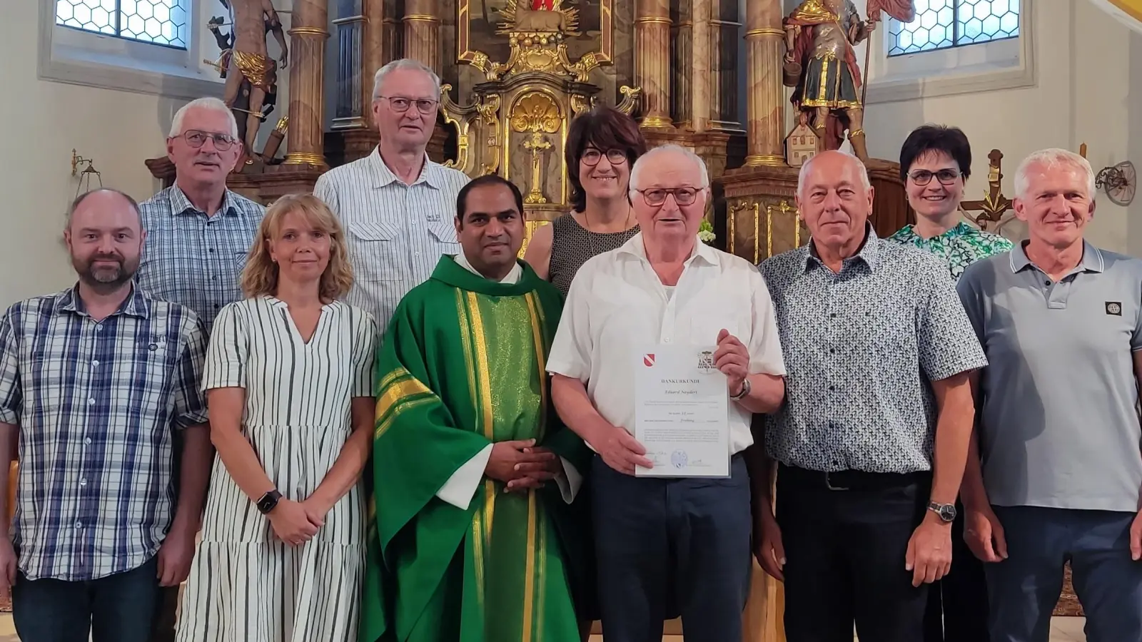 Von links nach rechts: EB-Vorsitzender Tobias Krapf, KV-Mitglied Heinz Peter Ertl, Kiga-Leitung Christine Götz, KV-Mitglied Georg Schirbl, Pfarrer Benny Joseph, PGR-Sprecherin Karin Amann, Eduard Neydert, Kirchenpfleger Josef Amann, Pfarrsekretärin Stephanie Lederer, KV-Mitglied Hans Rumpler, (Wolfgang Harrer nicht auf Foto) (Bild: Josef Amann)