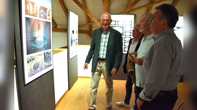 Clubvorsitzender Dr. Hartmut Bombosch führte Kunsthausvereinsvorsitzenden Wolfgang Horn und einige Gäste (v. li.) durch die Ausstellung und erläuterte auch gern die Fotocollagen.  (Bild: Ulla Britta Baumer)