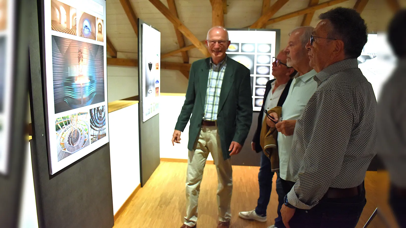 Clubvorsitzender Dr. Hartmut Bombosch führte Kunsthausvereinsvorsitzenden Wolfgang Horn und einige Gäste (v. li.) durch die Ausstellung und erläuterte auch gern die Fotocollagen.  (Bild: Ulla Britta Baumer)