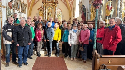 Die Wallfahrergruppe in der St.-Wolfgang-Kirche in Atzmannsricht: Hintere Reihe, Stadtpfarrer Johann Hofmann , 4. v. li., zelebrierte die Heilige Messe und hielt die Predigt. Wallfahrtsleiter Wolfgang Weih, 5. v. li., Organisator der Radlwallfahrt. u. Pfarrer i. R. Hans-Peter Bergmann, 4. v. re. (Bild: Alfred Härtl)