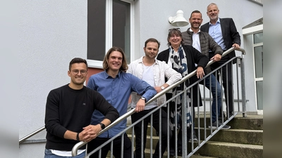 vlnr: Yannik Lacher, Lukas Holzmann, Kevin Hetterich, Seminarlehrerin Andrea Ruhland-Birner, Stellvertretender Schulleiter Klaus Binner und Schulleiter Eduard Bauer (Bild: Andrea Ruhland-Birner)