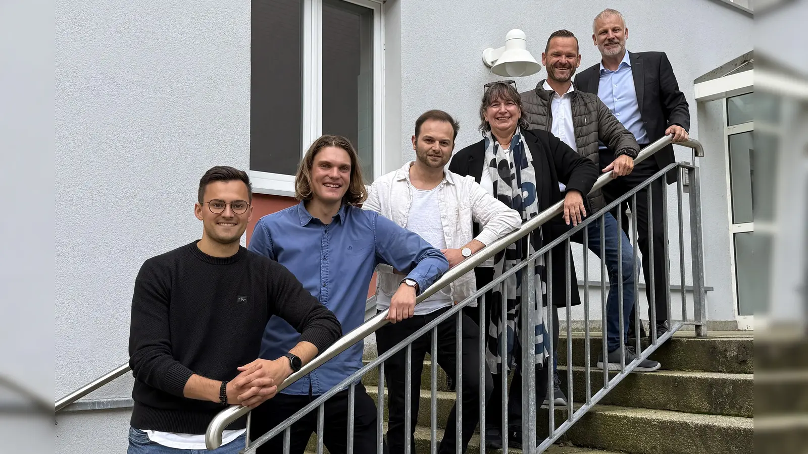 vlnr: Yannik Lacher, Lukas Holzmann, Kevin Hetterich, Seminarlehrerin Andrea Ruhland-Birner, Stellvertretender Schulleiter Klaus Binner und Schulleiter Eduard Bauer (Bild: Andrea Ruhland-Birner)