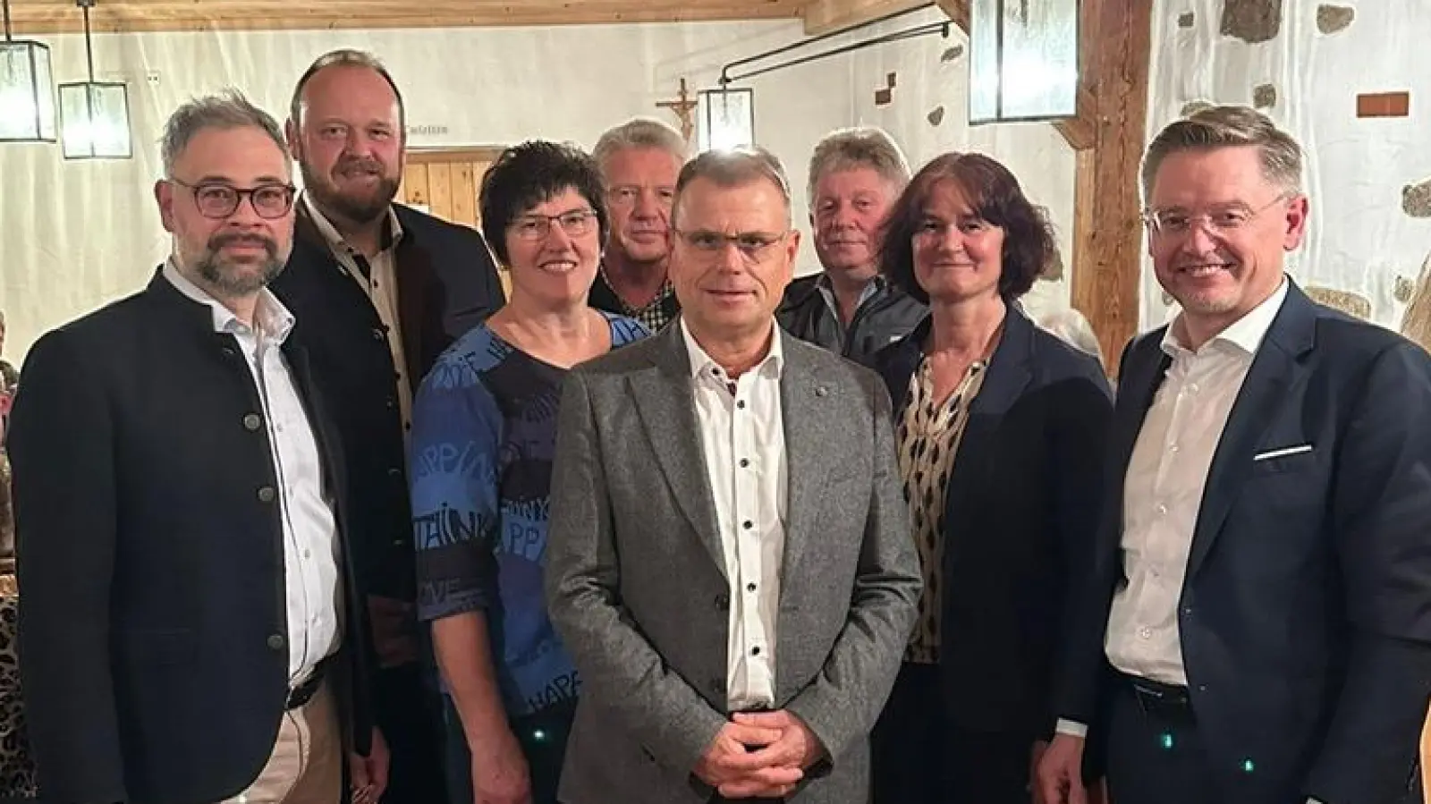 Karlheinz Budnik, Andreas Meier, und Tobias Reiß mit Kreistags- und Stadtratskandidaten. (Bild: Christina Herzner)