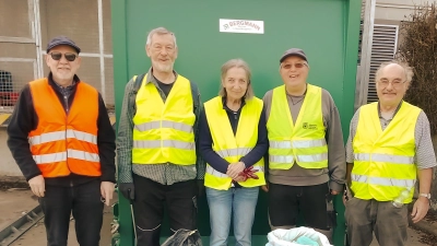 Mitglieder des Bund Naturschutzes mit ihrem gesammelten Müll im Rahmen der Aktion „Rein durch das ganze Jahr“.  (Bild: Maria Bezold)