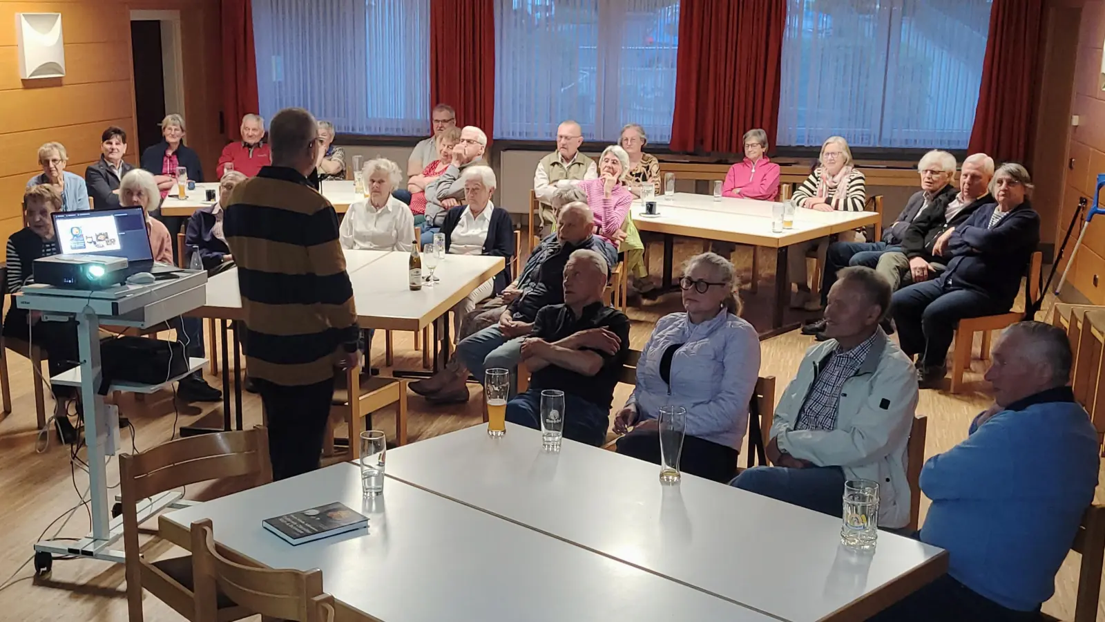 Mit großem Interesse lauschten die Zuhörer auf die Ausführungen von Martin Stangl und bestaunten fasziniert die alten Ansichten von Weiden. (Bild: Alois Schröpf)