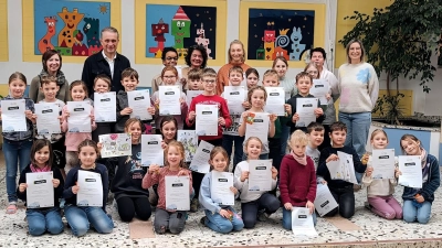 Kinder der Mittagsbetreuung Grundschule Poppenricht. Letzte Reihe von links: Melanie Bauer (Mitarbeiterin der Mittagsbetreuung); 1. Bürgermeister Hermann Böhm, Mitte letzte Reihe: Petra Liebhäuser (Leiterin der Mittagsbetreuung), Regina Schatz (Gemeindeverwaltung), Letzte Reihe von rechts: Janina Schmidt (Rektorin der Grundschule), Marion Singerer (Mitarbeiterin der Mittagsbetreuung). (Bild: Josef Ehbauer )