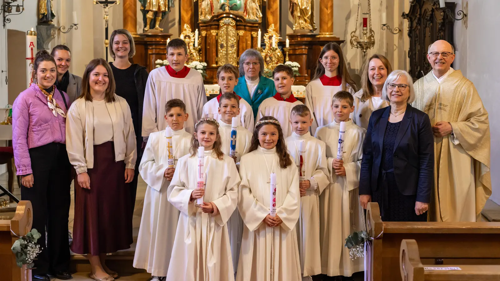 Erstk.-Kinder von links: Johannes Forster, Magdalena Ziereis, Leon Hoch, Anna Blab, Kilian Betz und Johannes Eckl.<br>Links und rechts von den Kindern sind die Lehrkräfte: Frau Theresia Süß, Laura Bösl, Fiona Hauser-Kroner und Ortrud Sperl. (Bild: Laura Turban)