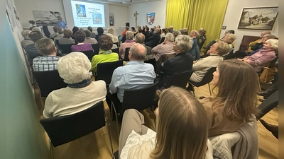 Gespannte Aufmerksamkeit im vollbesetzten Bürgersaal während der Veranstaltung. (Bild: Andi Pöppel)