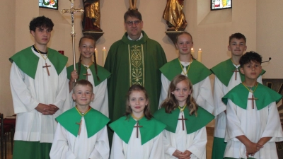 Ein Teil der Ministrantenschar mit Pfarrer Oliver Pollinger und vorne von links die drei neuen Meßdiener Leo Tanner, Laura Morhardt und Mila Reichl (Bild: Rosemarie Ernst)