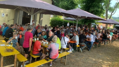 Der Vorplatz Friedenskirche in Groschlattengrün ist ein wunderbarer Festplatz mit schattigen Plätzen unter den großen Bäumen. Bei optimalen Sommerwetter saßen die Besucher gerne beieinander und genossen Kaffee, Kuchen und auch Herzhaftes. (Bild: Thomas Flügel)