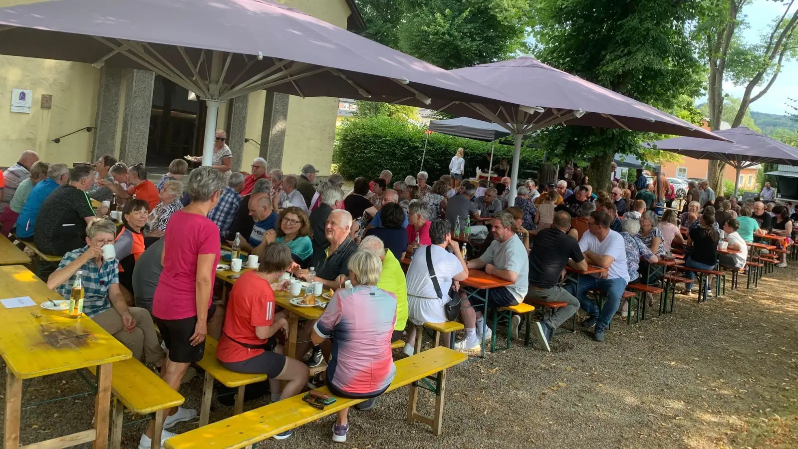 Der Vorplatz Friedenskirche in Groschlattengrün ist ein wunderbarer Festplatz mit schattigen Plätzen unter den großen Bäumen. Bei optimalen Sommerwetter saßen die Besucher gerne beieinander und genossen Kaffee, Kuchen und auch Herzhaftes. (Bild: Thomas Flügel)