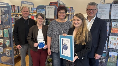 Auf dem Bild von links nach rechts: Stadtpfarrer Stefan Wagner, Julia Meier (Mitarbeiterin Bücherei), Andrea Käsbauer (Büchereileitung), Christina Schnödt vom Sankt Michaelsbund und Erster Bürgermeister Martin Birner. (Foto: Markus Bauer-Wurth)
