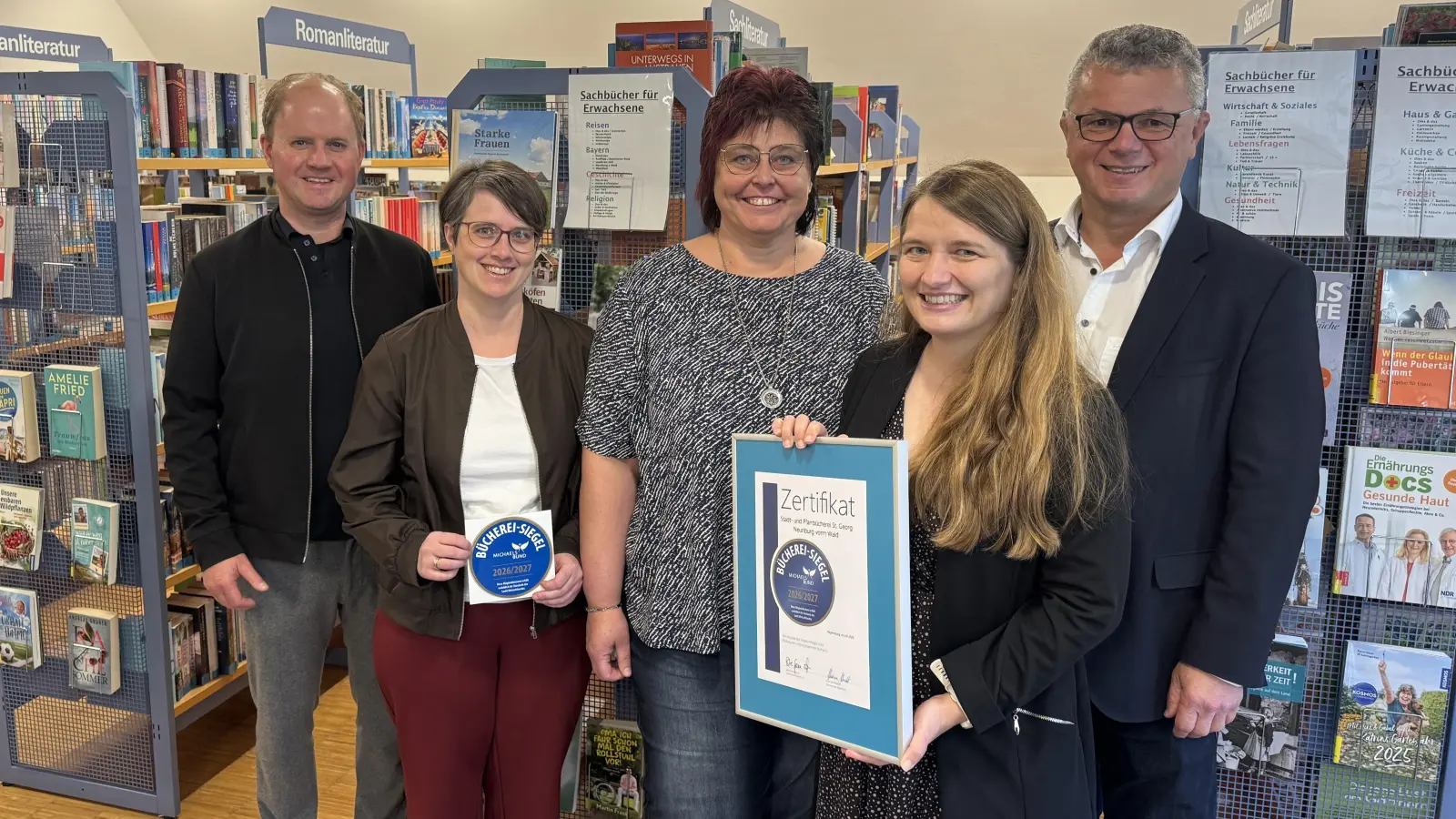 Auf dem Bild von links nach rechts: Stadtpfarrer Stefan Wagner, Julia Meier (Mitarbeiterin Bücherei), Andrea Käsbauer (Büchereileitung), Christina Schnödt vom Sankt Michaelsbund und Erster Bürgermeister Martin Birner. (Foto: Markus Bauer-Wurth)