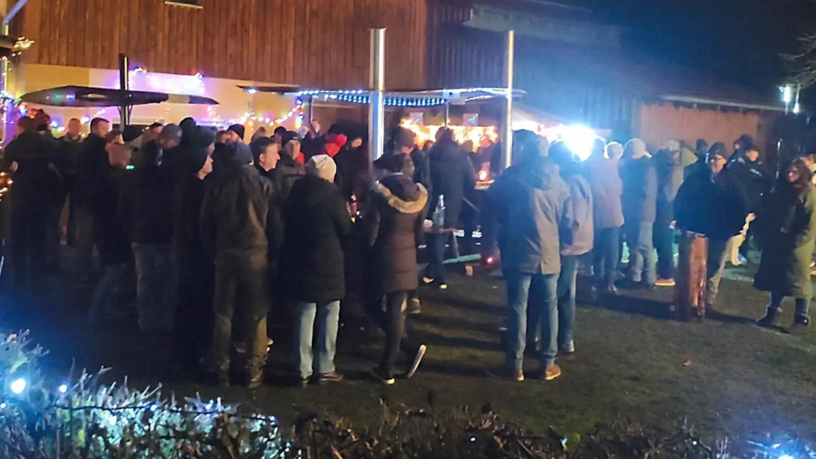 Klein aber fein: Wie hier in Naslitz wird in den Ortschaften der Gemeinde Schlammersdorf bei den Dorfweihnachten die Gemeinschaft gepflegt. (Bild: Gerhard Löckler)