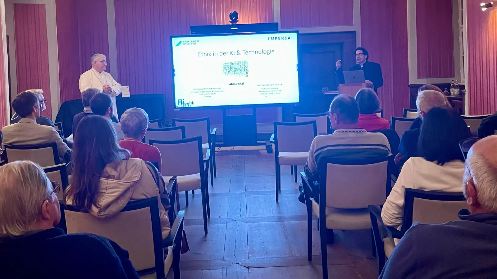 Abt em. Hermann Josef Kugler und Prof. Dr. Aldo Faisal bei der sich dem Vortrag anschließenden Diskussion zum Thema KI und Ethik.  (Bild: Elisabeth Fichtner)