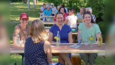 Bei bestem Sommerwetter trafen sich die Mitglieder des Frauenbunds zum Mittsommerfest im Garten des Hirschauer Pfarrheims. (Bild: Lisamarie Schmidl)