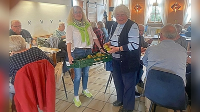 Eine schöne Geste erfreute beim Herbsttreffen die Mitglieder der Seniorenvereinigung Friedenfels. Als Symbol für den Herbstanfang verteilten Zita Schuster (links) und Maria Bächer (rechts) an die anwesenden Teilnehmer Birnen. (Bild: Erwin Bächer)