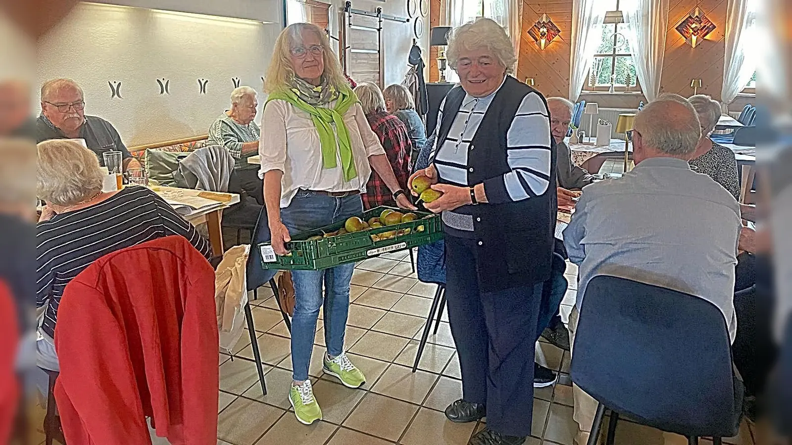 Eine schöne Geste erfreute beim Herbsttreffen die Mitglieder der Seniorenvereinigung Friedenfels. Als Symbol für den Herbstanfang verteilten Zita Schuster (links) und Maria Bächer (rechts) an die anwesenden Teilnehmer Birnen. (Bild: Erwin Bächer)